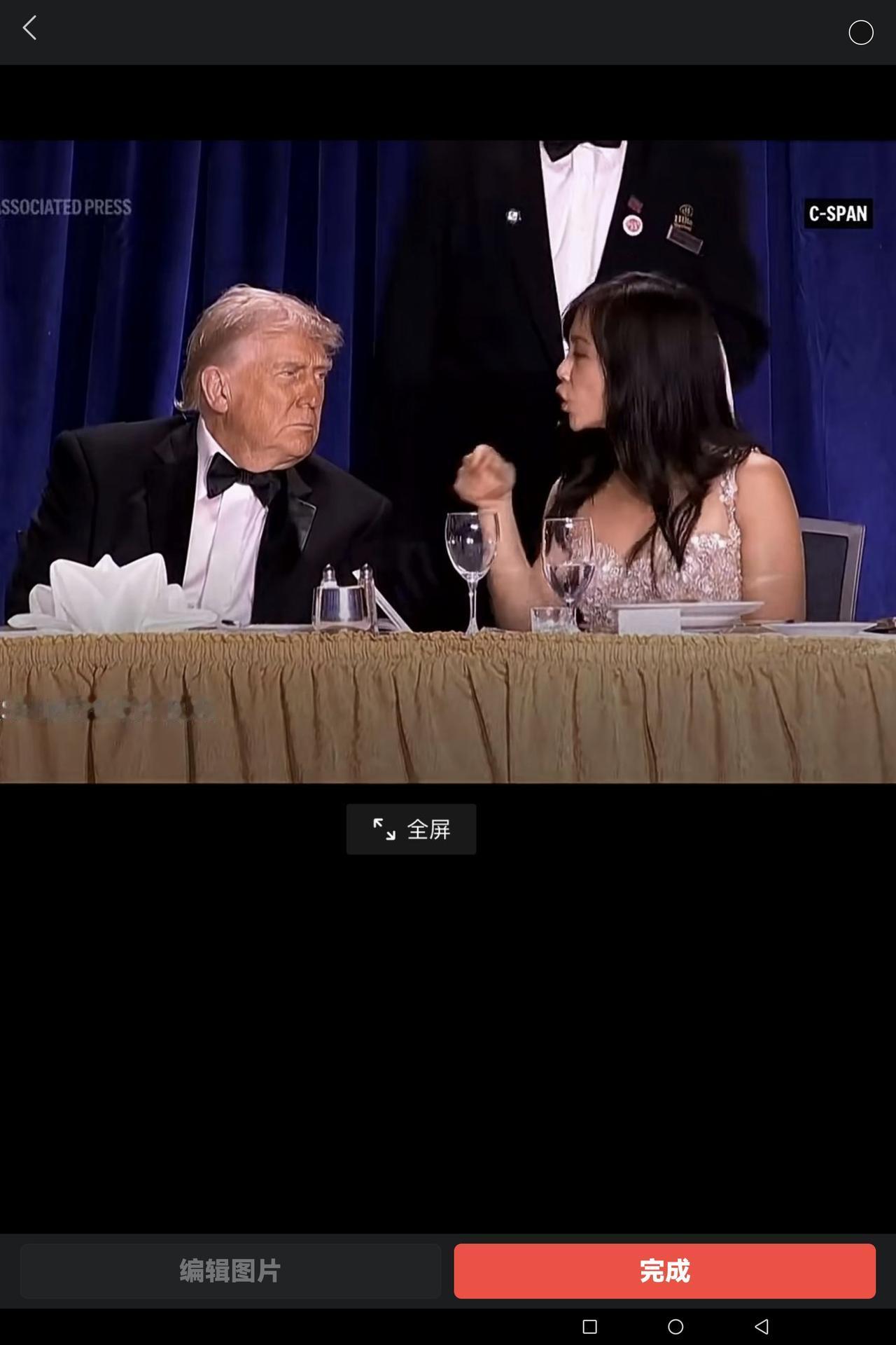 看看这个女的白宫记协主席江谊明有多狼狈！
坐在特朗普左手的白宫记协主席江谊明是昨