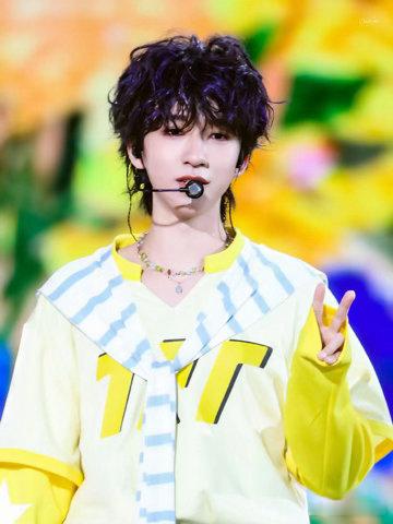 网传贺峻霖给宋亚轩的音综当主持 没想到能等到俩宝贝一起出外务，一个主持一个唱歌，