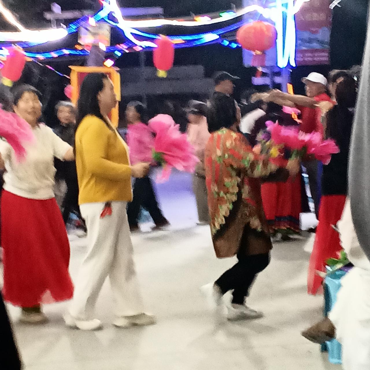 来到广西康养的人们最突出的表现就是自由自在、自找欢乐、载歌载舞、连蹦带跳。

巴