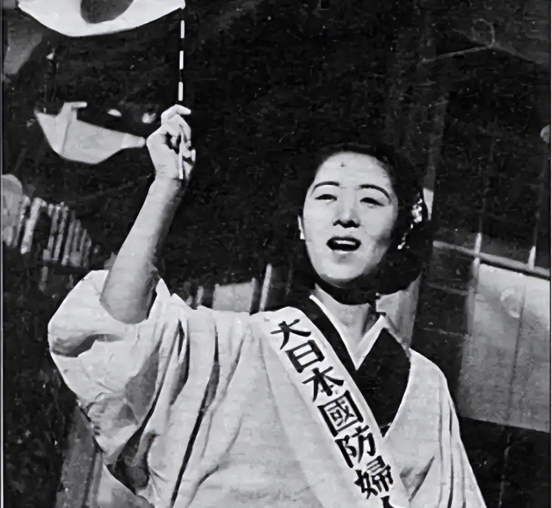 “如果说东条英机是恶魔，那么东条胜子就是恶魔的缔造者。”

在那个硝烟四起的年代