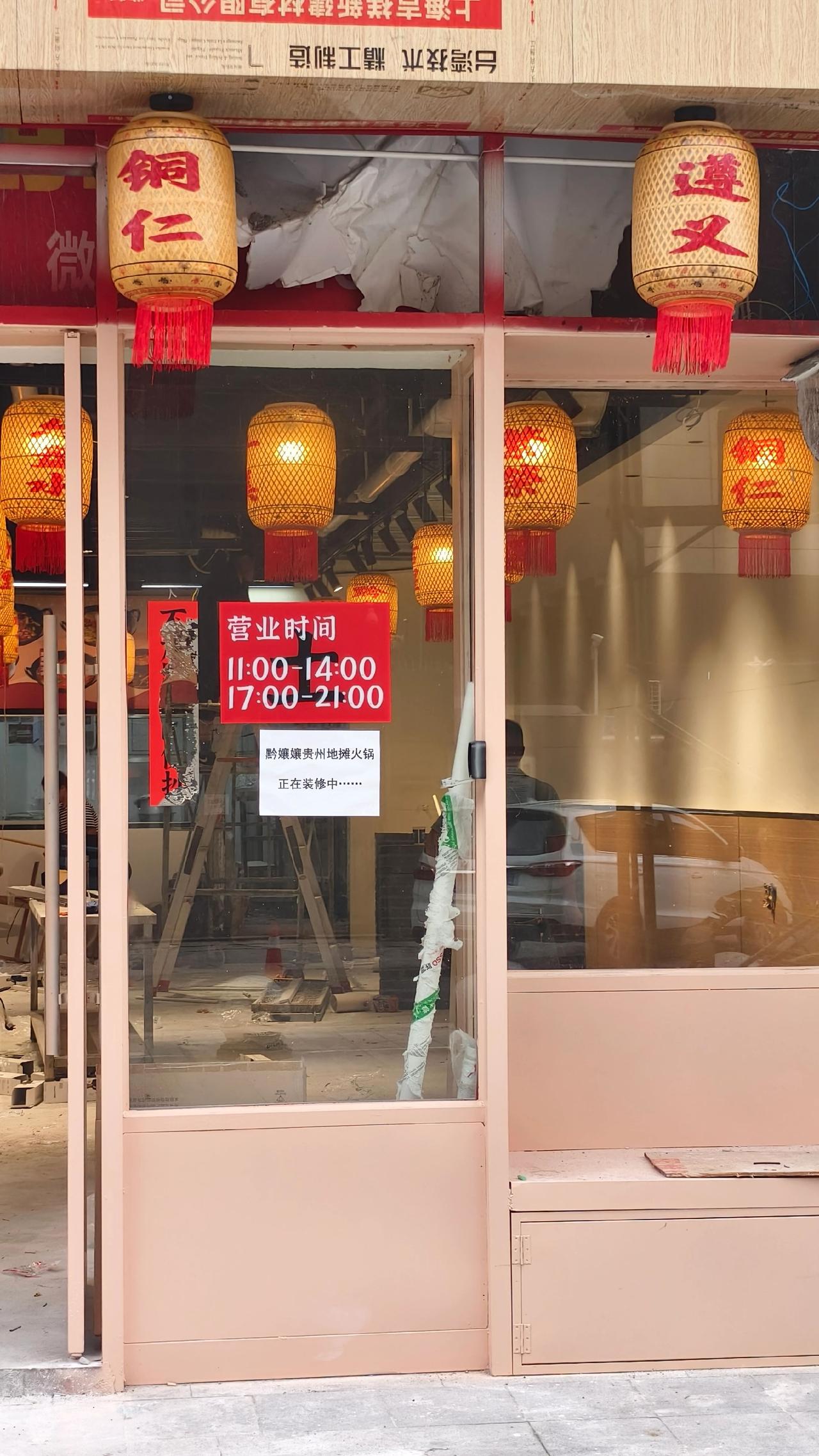一年多时间就换了三个门头，隔壁的网红店也打出了门面转让的广告