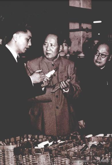 1956年1月，荣毅仁(左)陪同毛泽东、陈毅视察上海申新九厂。这是毛泽东视察过的