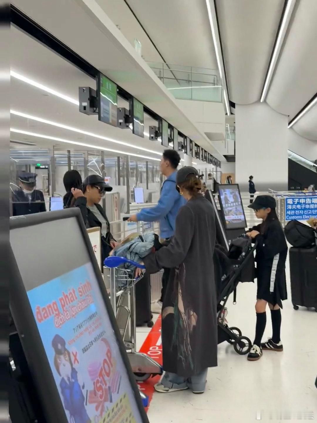 日本机场偶遇戚薇李承铉一家 网友在日本成田机场偶遇戚薇李承铉Lucky一家，al