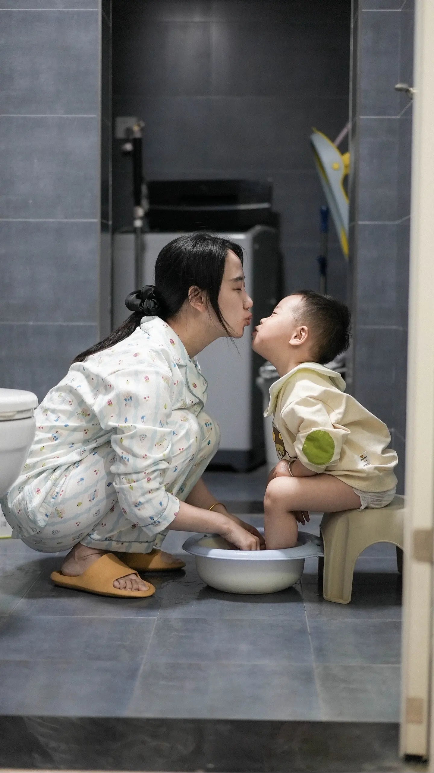 照顾一个孩子，从婴儿到长大成人，护他周全，给他温暖和爱，这就是一件功德...