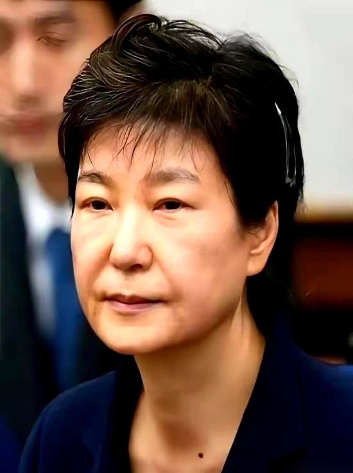 真是绝了。
同一天，一个前总统，刚被判了无期徒刑。
另一个前总统，74岁了，养老