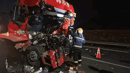 宁波宁海消防深夜救援守护每一份平安 近日夜间，宁海高速上两辆大型货车发生追尾事故