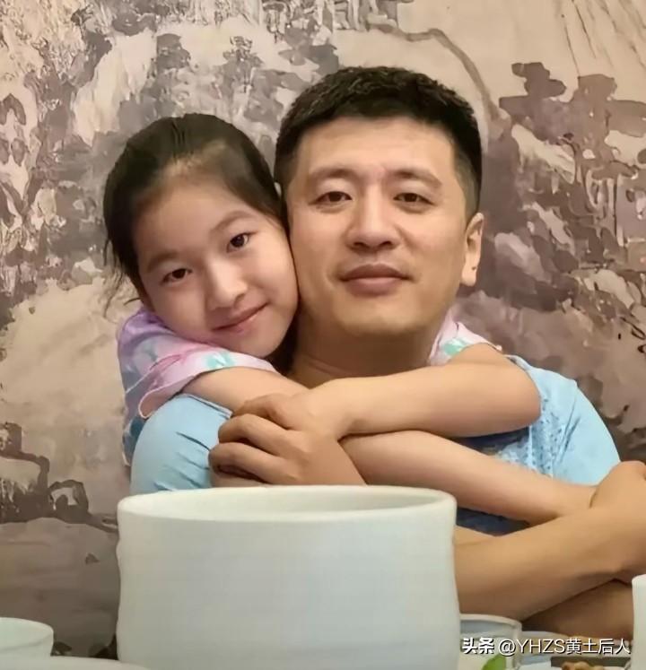 父爱是暖暖的洪流，
常常伴随你左右。
父亲的肩膀是你依靠的港湾，
把你高高驮在起