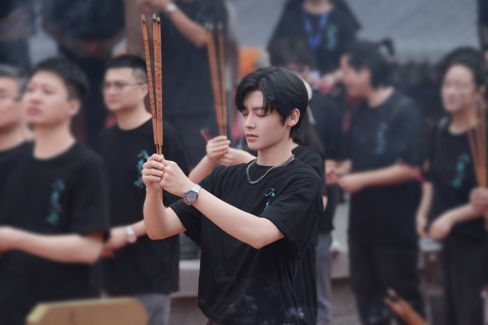 #侯明昊上香神图##侯明昊入青云开机图# 侯明昊上香神图，是《入青云》开机，满分