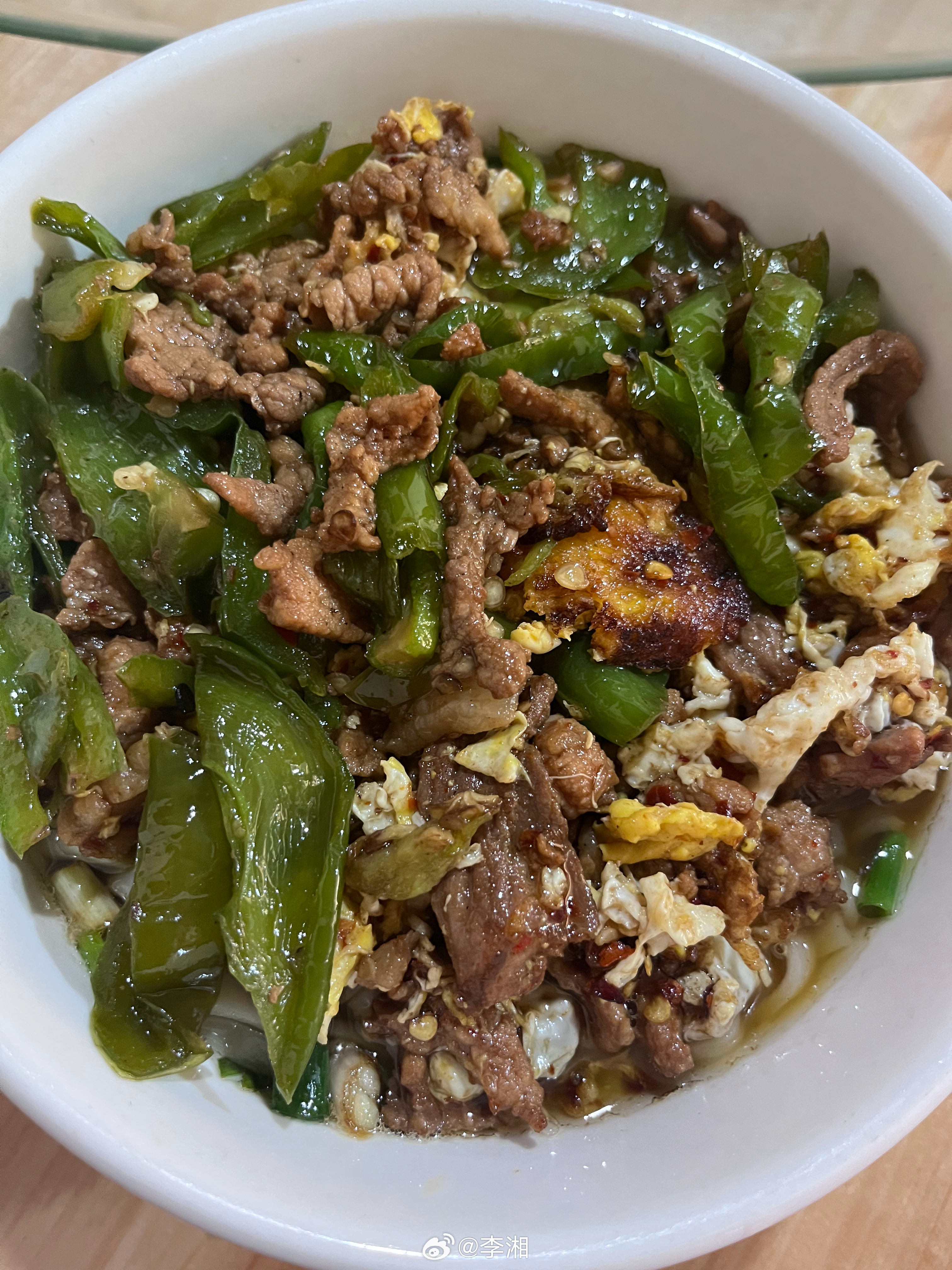 早餐，蛋炒肉和辣椒炒肉扁粉。依旧是少汤加辣。好吃极了。#满哥早餐##和李湘吃饭#