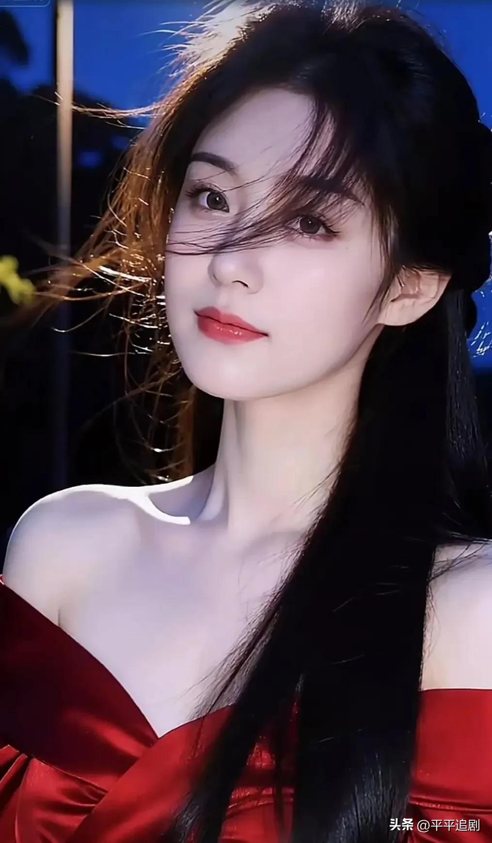 什么年龄段的女人最有女人味?
晚风拂动发丝，红裙在夜色里晕开温柔，眉眼间藏着几分