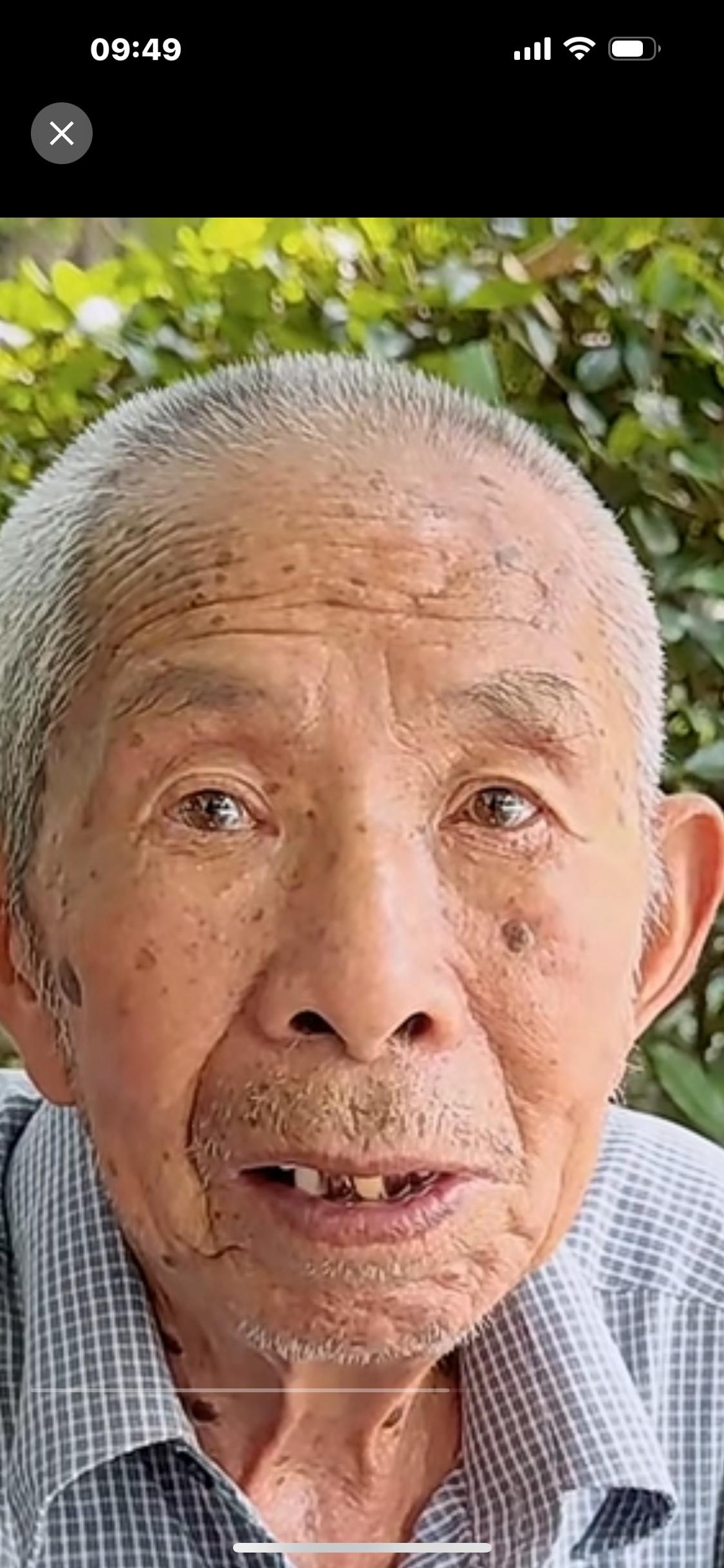 上海大爷，退休前是副处级干部，退休金1万，马上要100岁了。大爷今年94岁，与儿