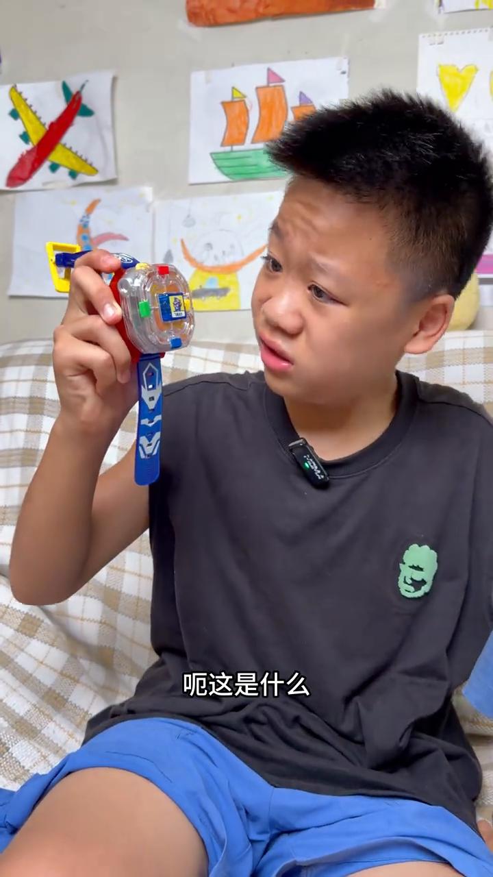 这是什么？上面还有按钮。还是看我的。这不是潮儿绝对碰你的机甲吗？大的这个还可以变
