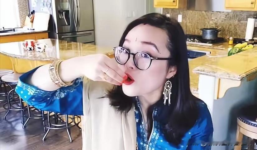 7月14日嫁到印度的，
厦大高材生郑墨沫，
噢！不！
现在叫辛格莫沫，
第五次在