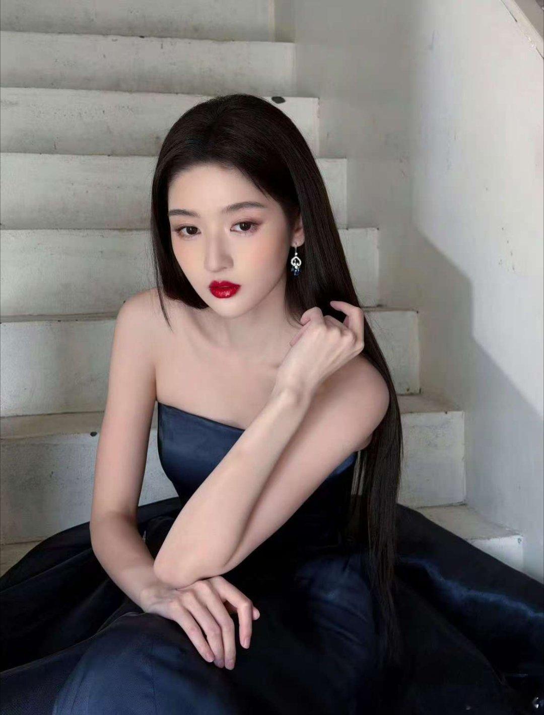 看王玉雯金鸡奖出发图被惊艳到！修身长裙裹着玲珑身段，肩颈线条如美人鱼般优雅，行走