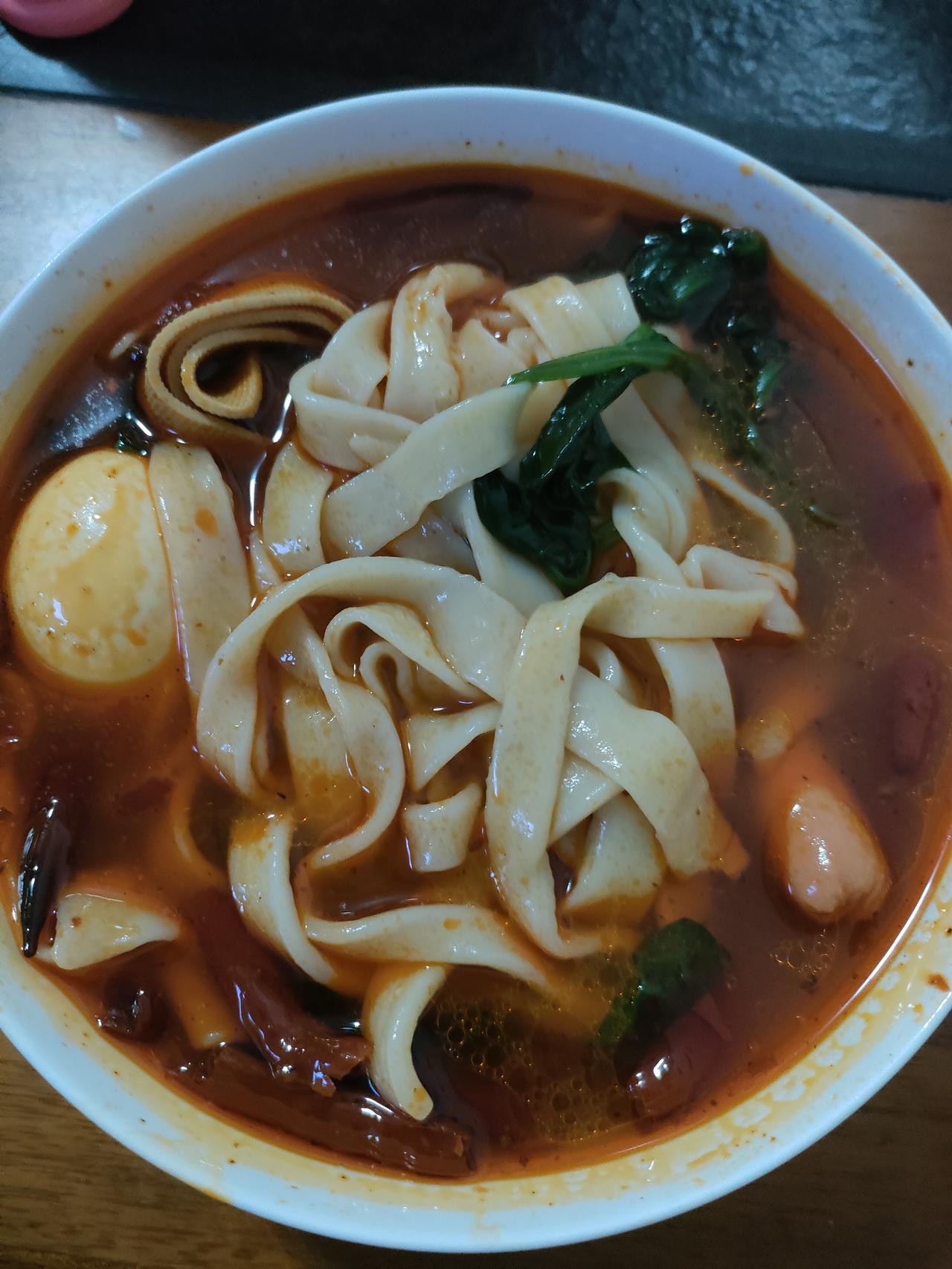 解锁板面新吃法！平时都是在外面吃，今天第一次自己在家做，没想到这么成功～
自己和