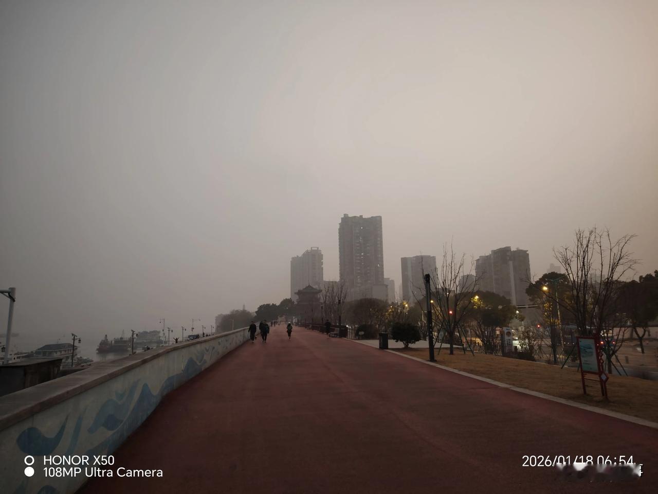 记录我的20262026年1月18日长江岸边晨练