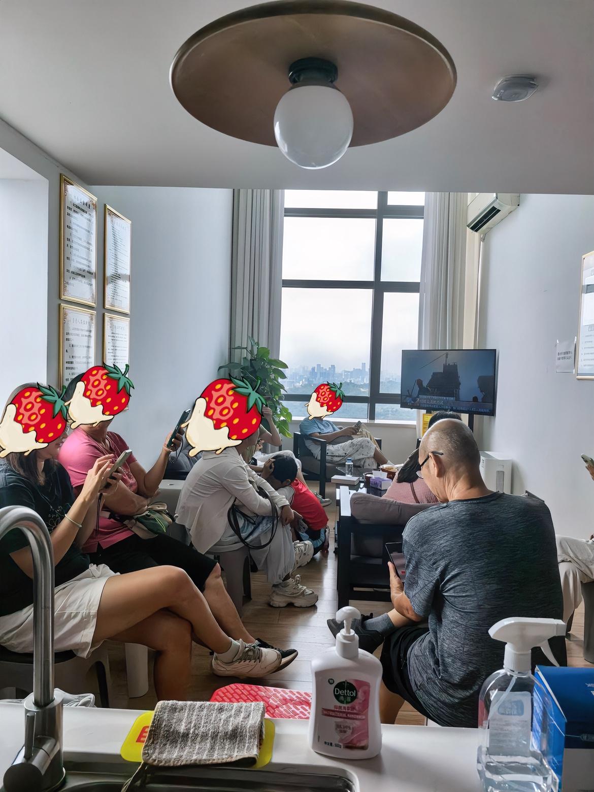 虽然今天是中秋假期，但门诊还是挤满了来自全国各地的患者。

我问他们为啥不先去其