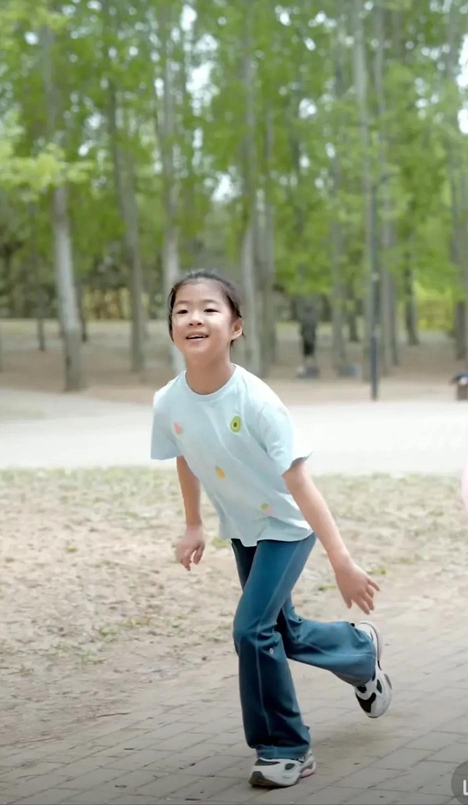 今天娱乐圈最大的惊喜，是52岁汪峰和9岁小女儿醒醒带来的！

6月1日，汪峰在儿