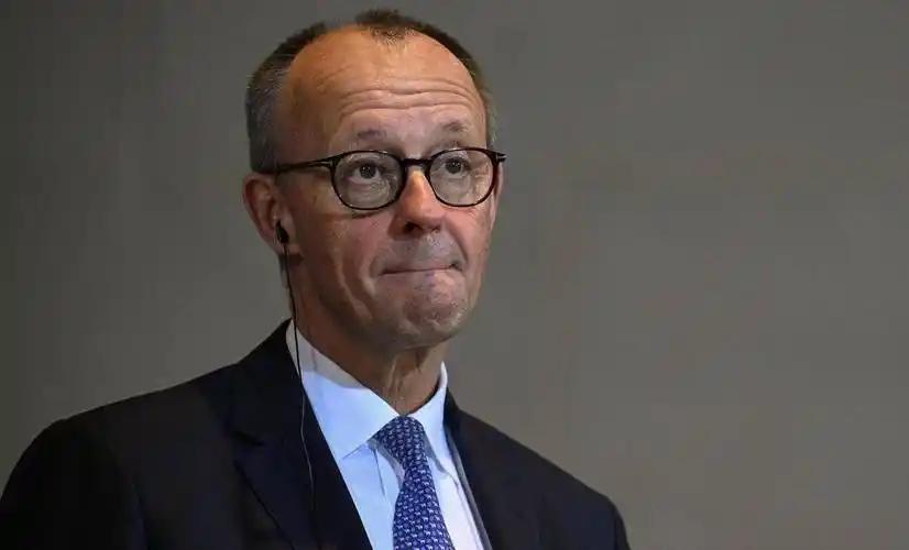 德国总理默茨刚刚说： 

“我们不能再接受公司中病假的极高水平了。 我们将废除电
