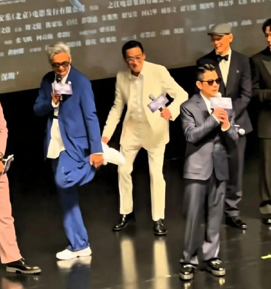 周润发也太可爱了！大咖同框欢乐拉满
 
郭富城发言时，周润发偷偷在身后模仿他的舞