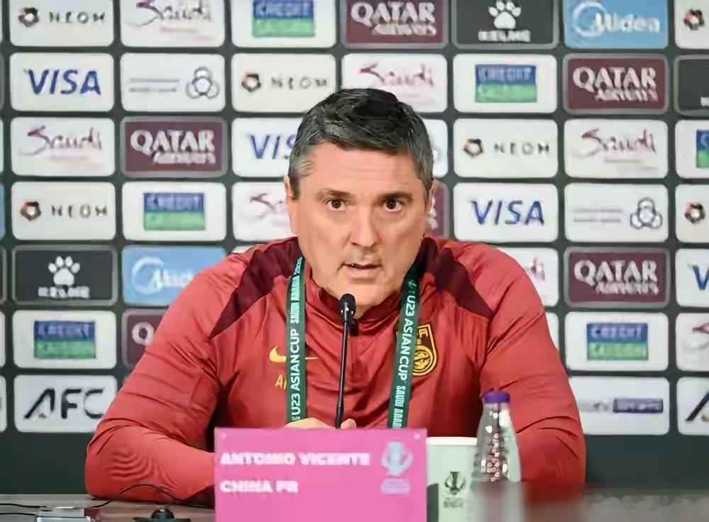 安东尼奥，要成绩不要钱。 这位西班牙教练，带队赢了越南，打破了22年纪录。但你不