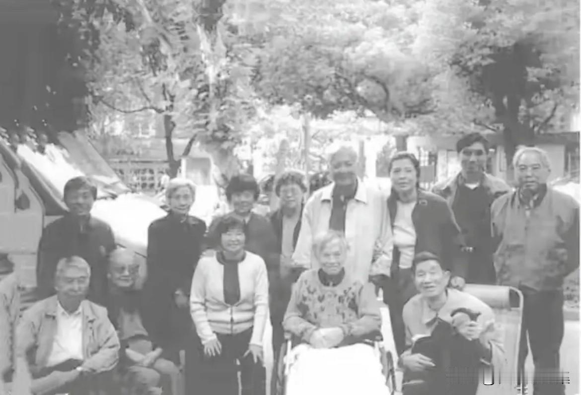 2007年10月初，徐景贤（前右一）与朱永嘉、萧木等人在上海湿地公园聚会时合影。