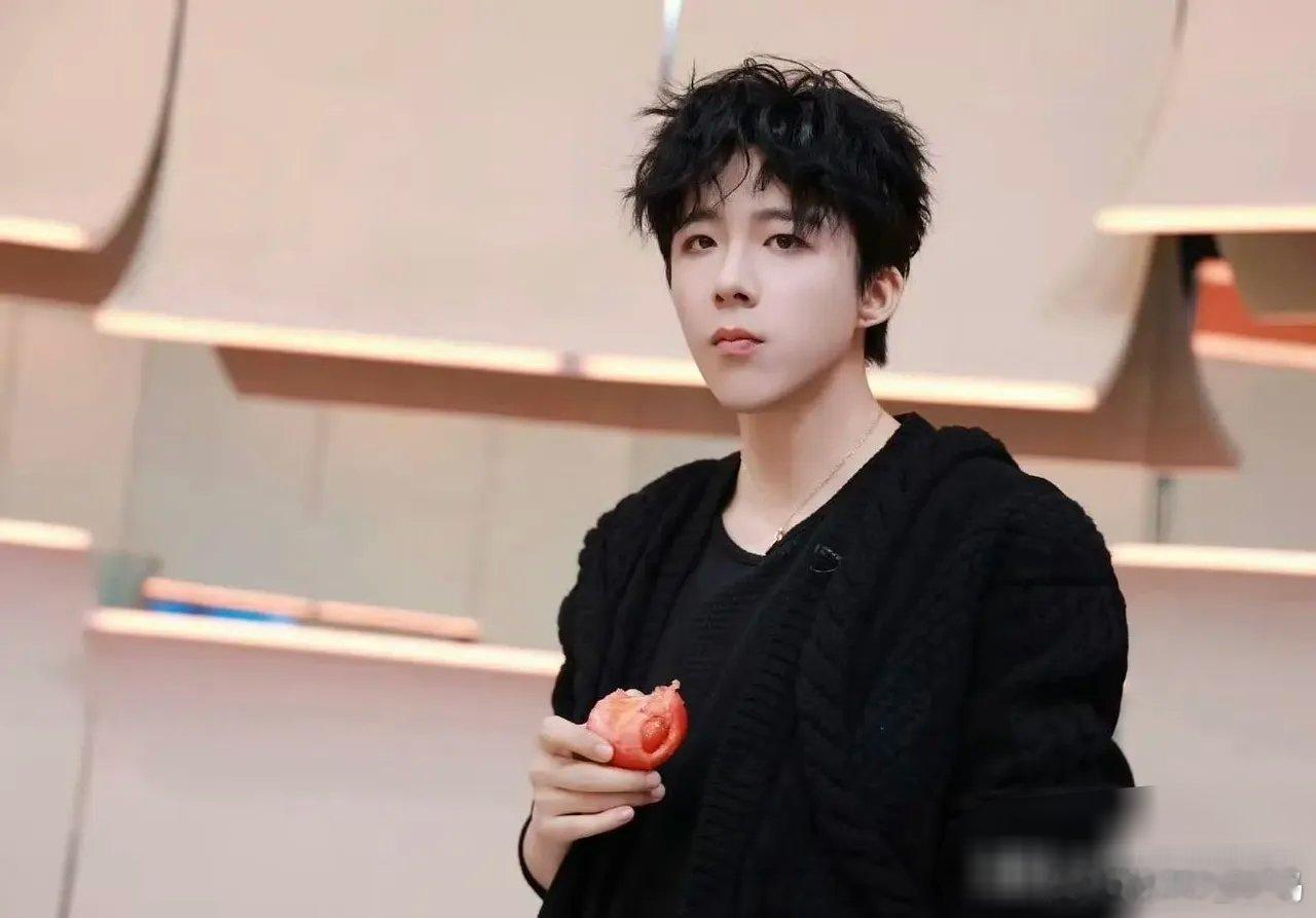 刘宇宁被说耍大牌？还因为番位问题不进组，有人说他“红了就飘了”。他直播里直接辟谣