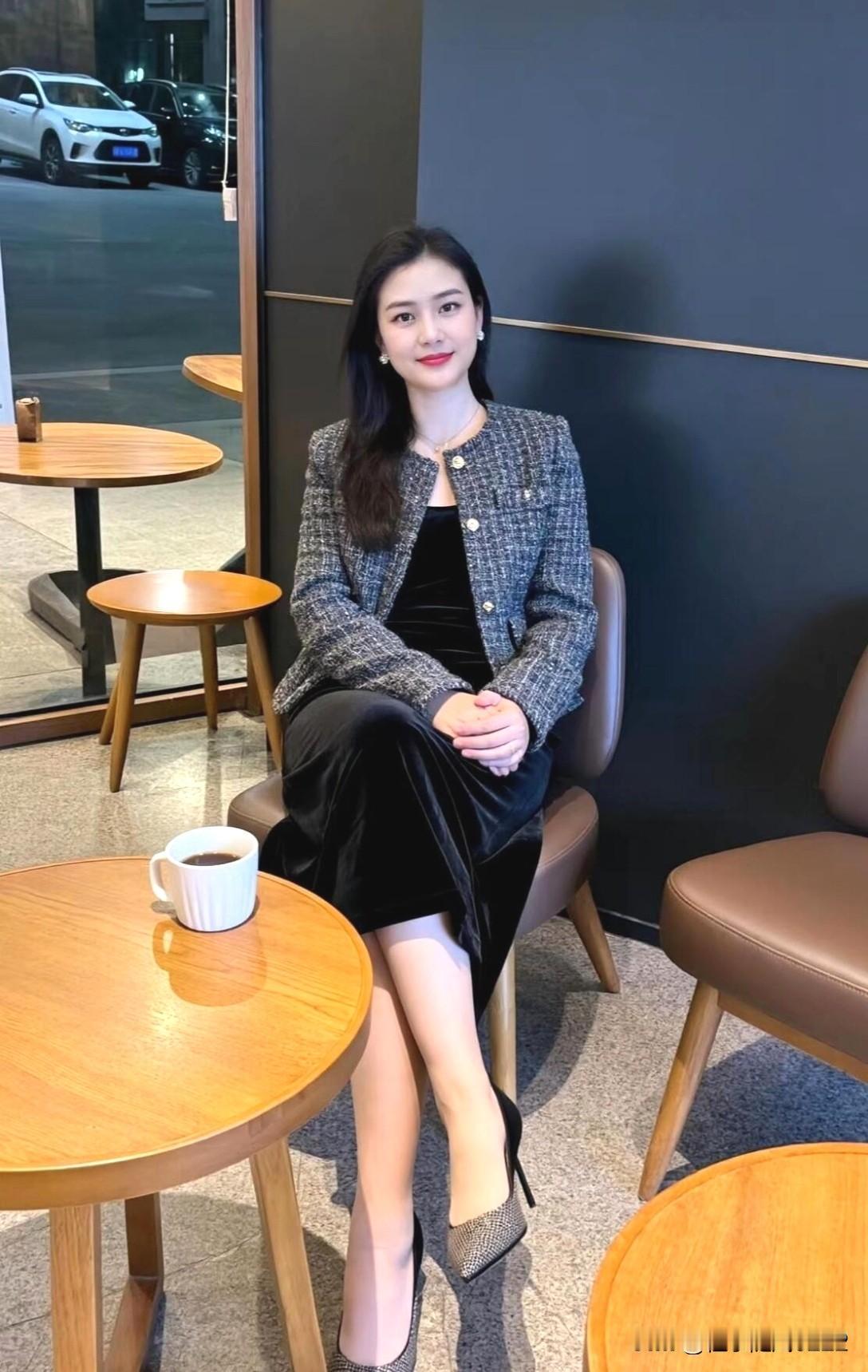 优雅咖啡馆，时尚穿搭，享受美好时光