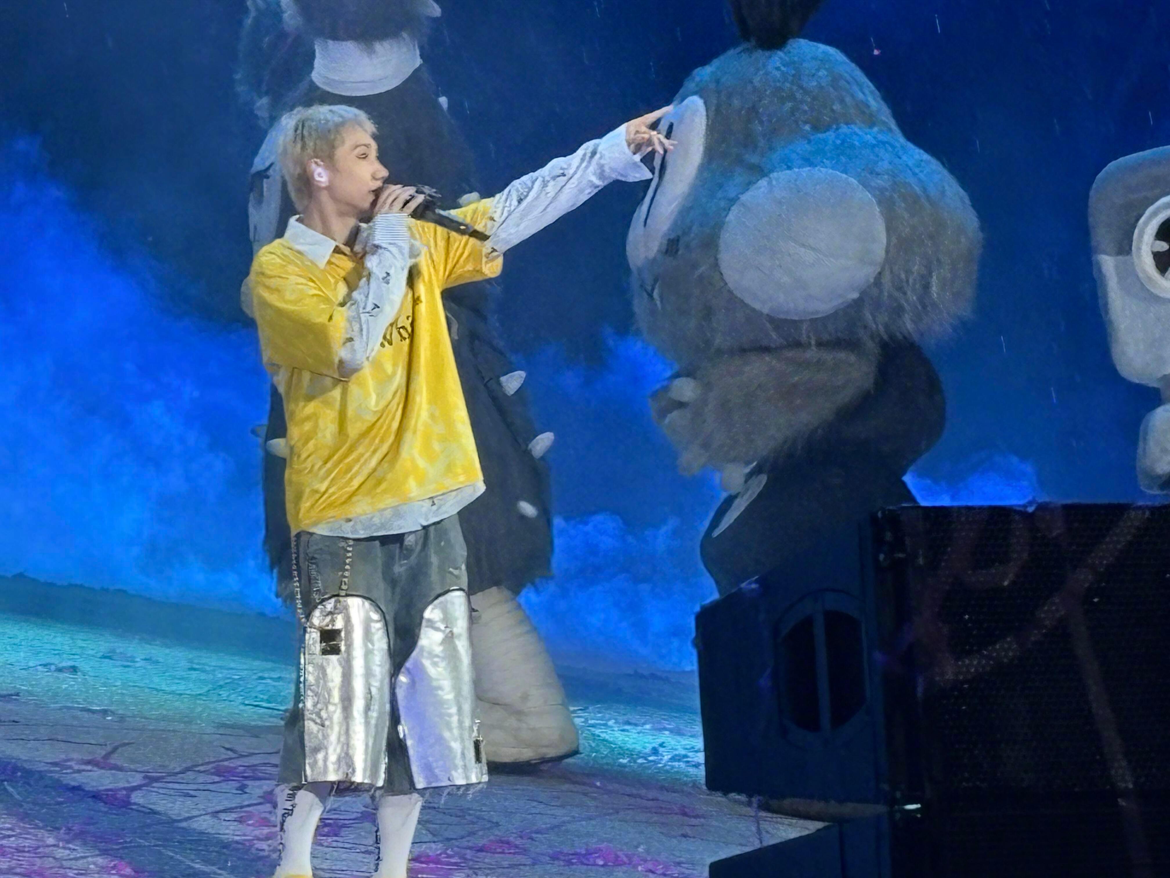 汪苏泷住在互联网上了汪苏泷明日世界从哪看都好看 别人开演唱会分“最佳观赏位”，汪