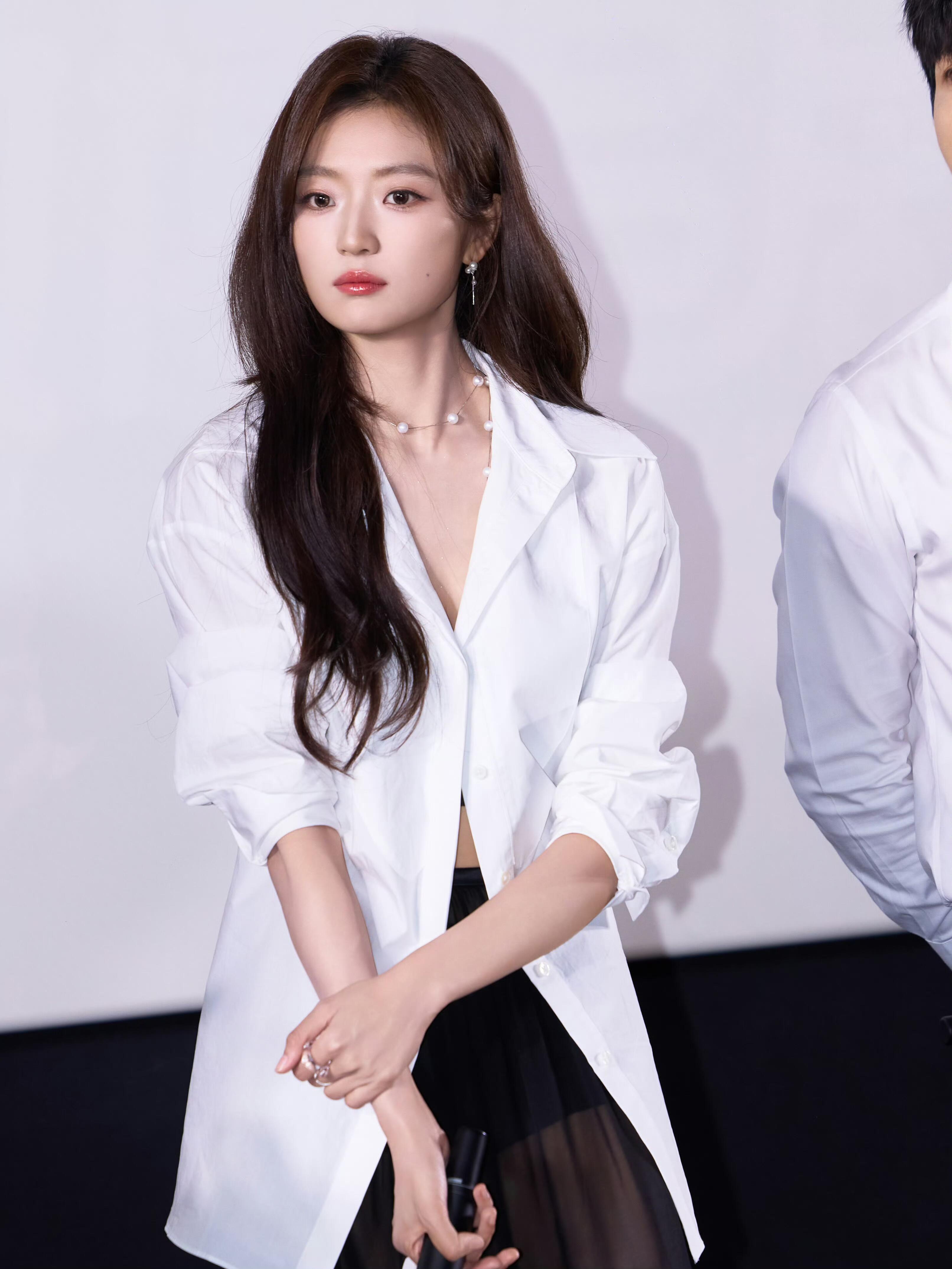 杨单给孙千化的千金蜜桃妆杨单太懂千金感妆容，孙千这版千金蜜桃妆，没有过度堆砌色彩