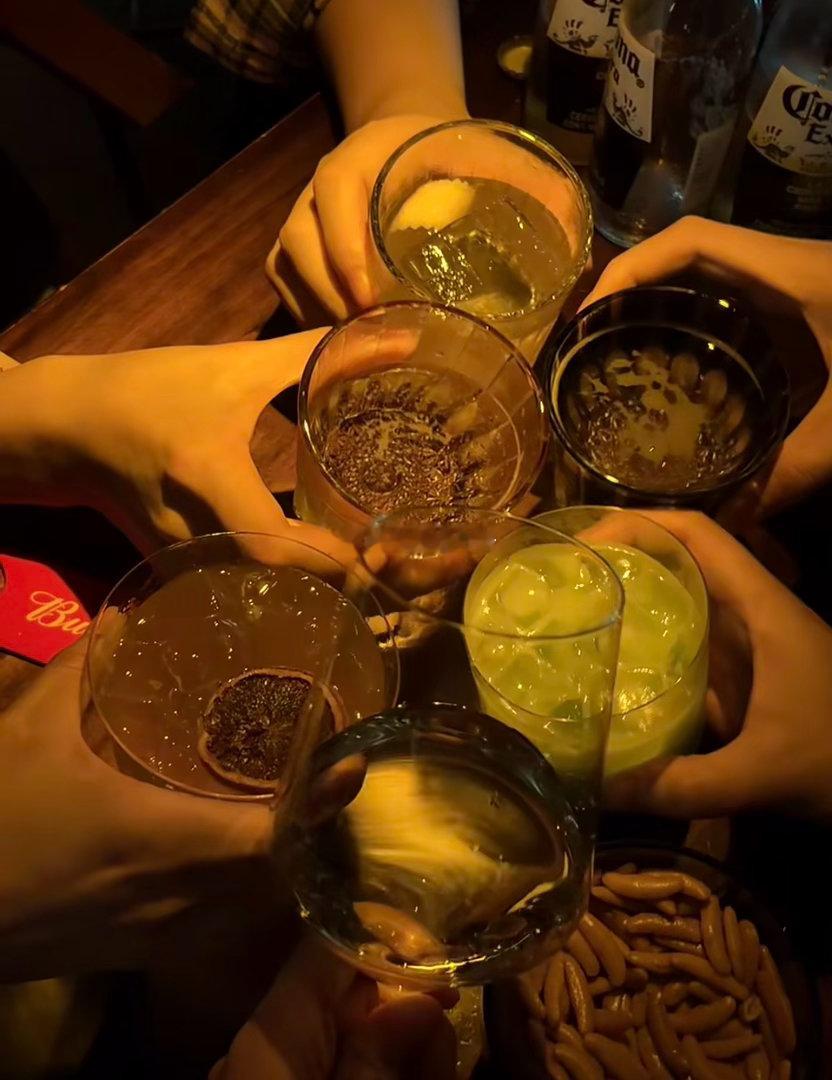一杯酒，一群朋友，一个微醺的夜晚，才是生活最好的滤镜[干杯]黄金金价 ​​​