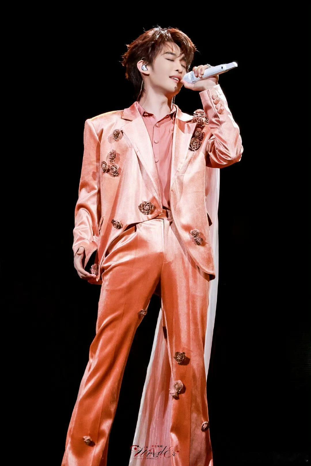 还以为王赫野穿婚纱唱歌 王赫野这波造型赢麻了！乍一看真像穿了婚纱，创意感直接拉满