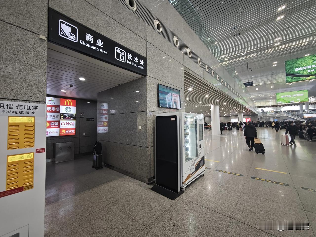 请教高铁和饮用水从业者一个专业的问题，平时我带着水杯乘坐高铁，车站候车室的饮用水