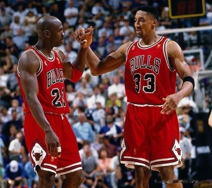 皮蓬和詹姆斯谁排名更高？现在詹姆斯的很多球迷为了证明他比乔丹厉害，贬低乔丹是靠着