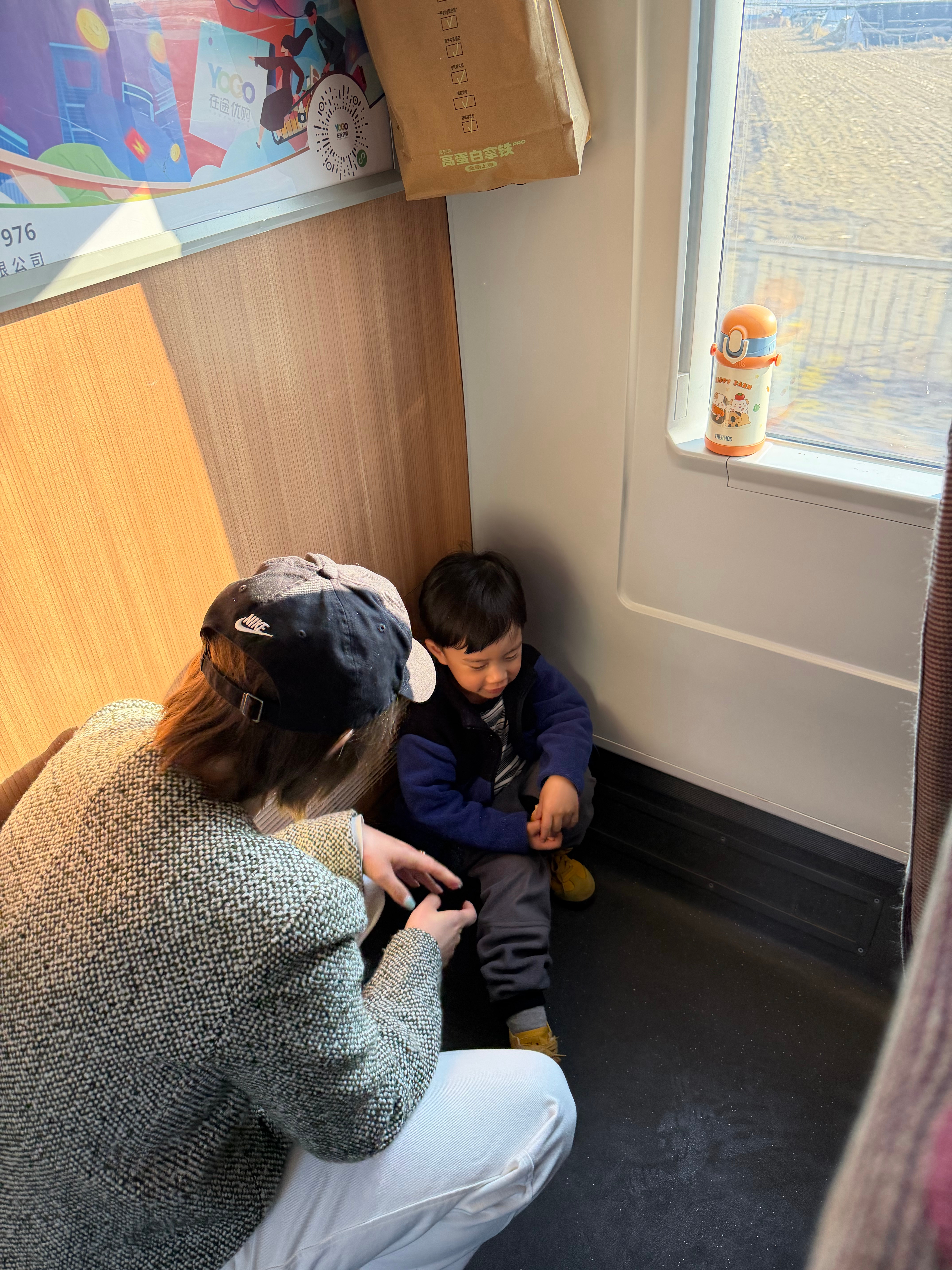 上车前一小时开始睡！票到营口，他也睡醒了列车满员，开始玩吧小小年纪就体验上站票了