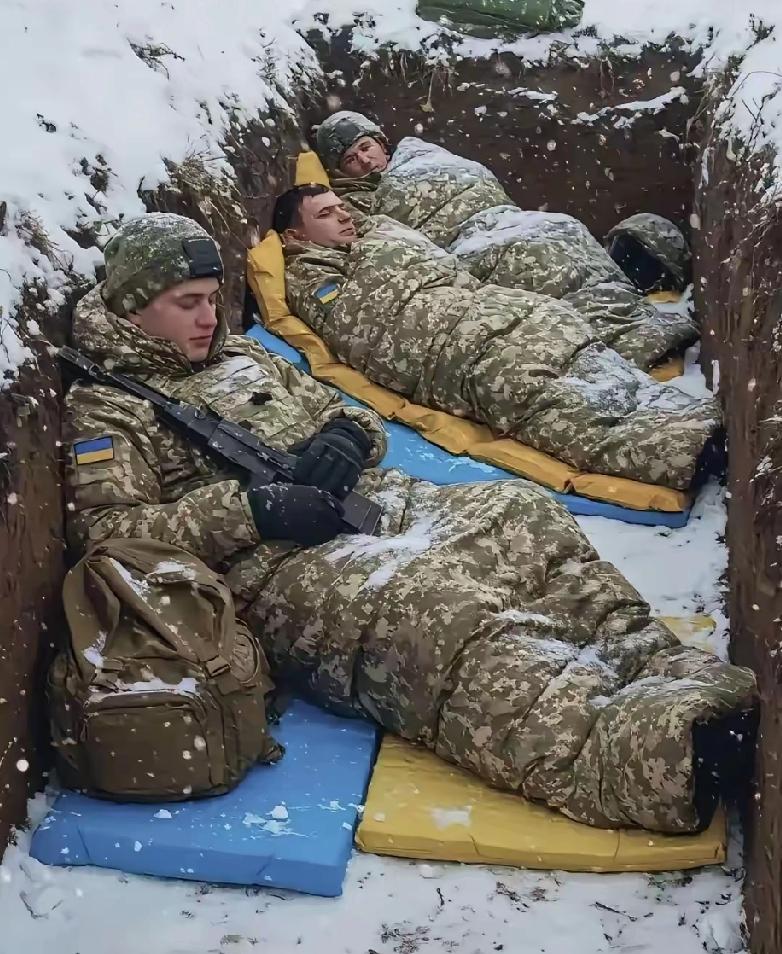 俄乌战争都持续三年多了，乌克兰都快到崩溃边缘，可泽连斯基还不愿结束战争。现在美国