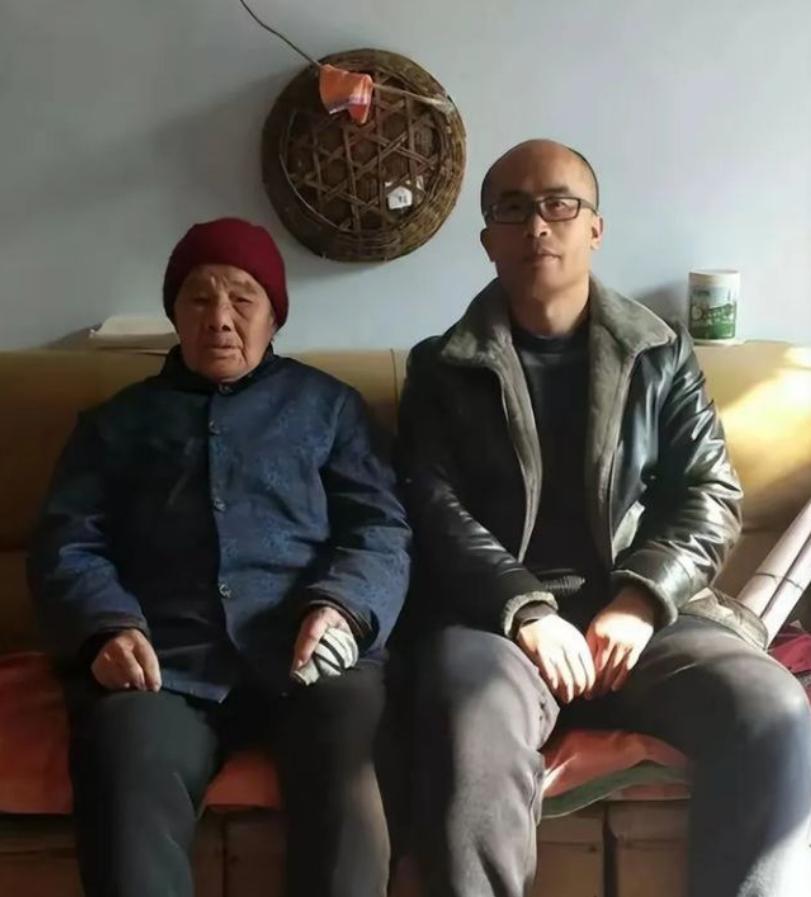 “震惊”1995年，山东高三男孩租不起房，每天走30公里上学。一女子说：“来我家