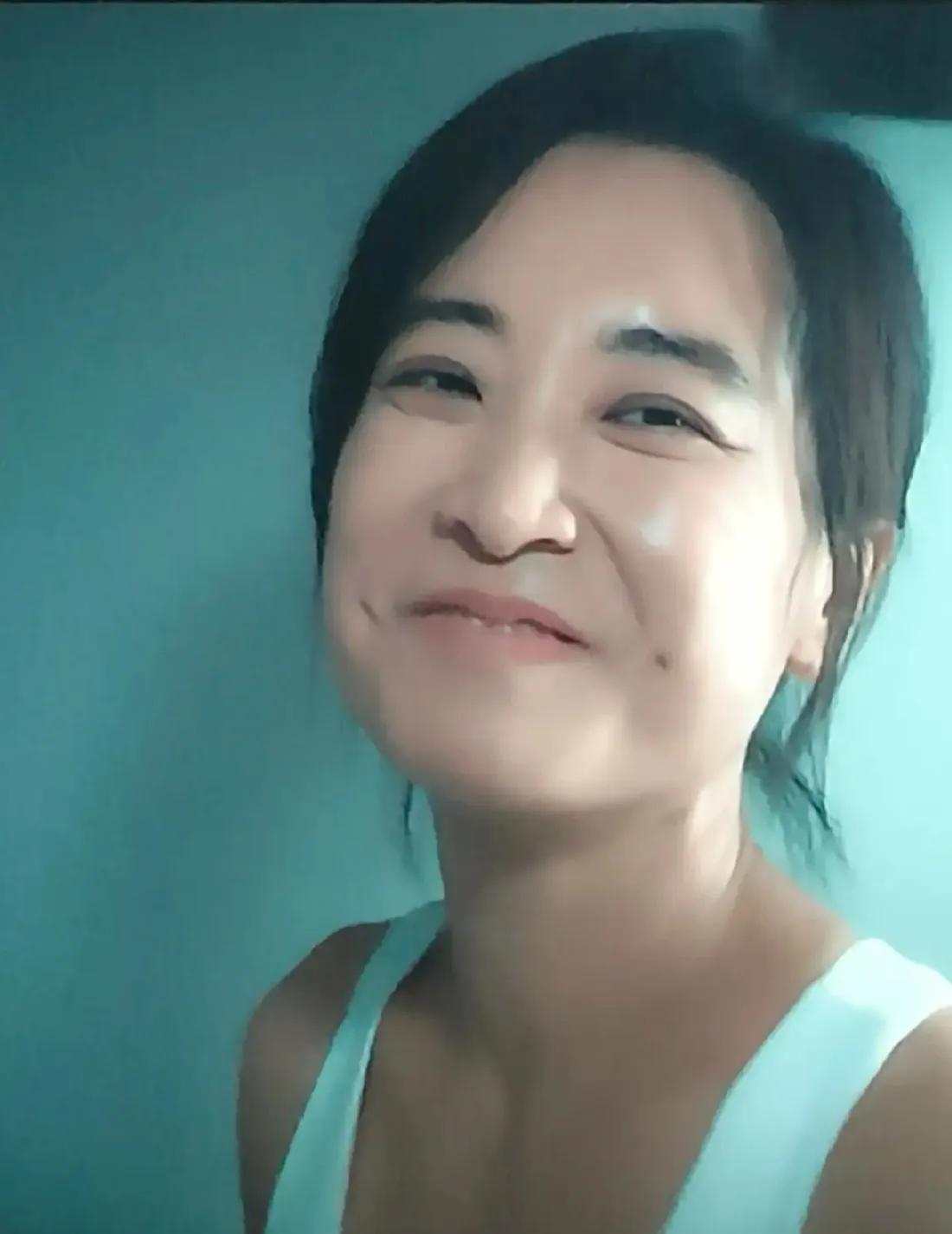 当她的神秘面纱被揭开之后，一下子是不是撞脸很多人呢？

你觉得瘦下来贾玲，究竟是