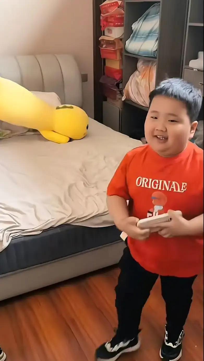 当爹的站在旁边直搓手，眼瞅着两个半大孩子又掐起来了，硬是连个架都不知道怎么劝
