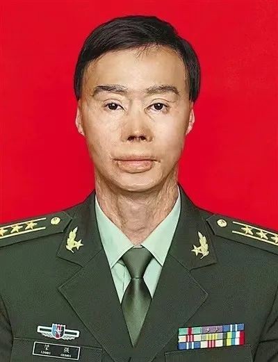 救火英雄梁强，1995年3月探亲归队途中，舍身抱走因客车驾驶员不当操作而导致点燃