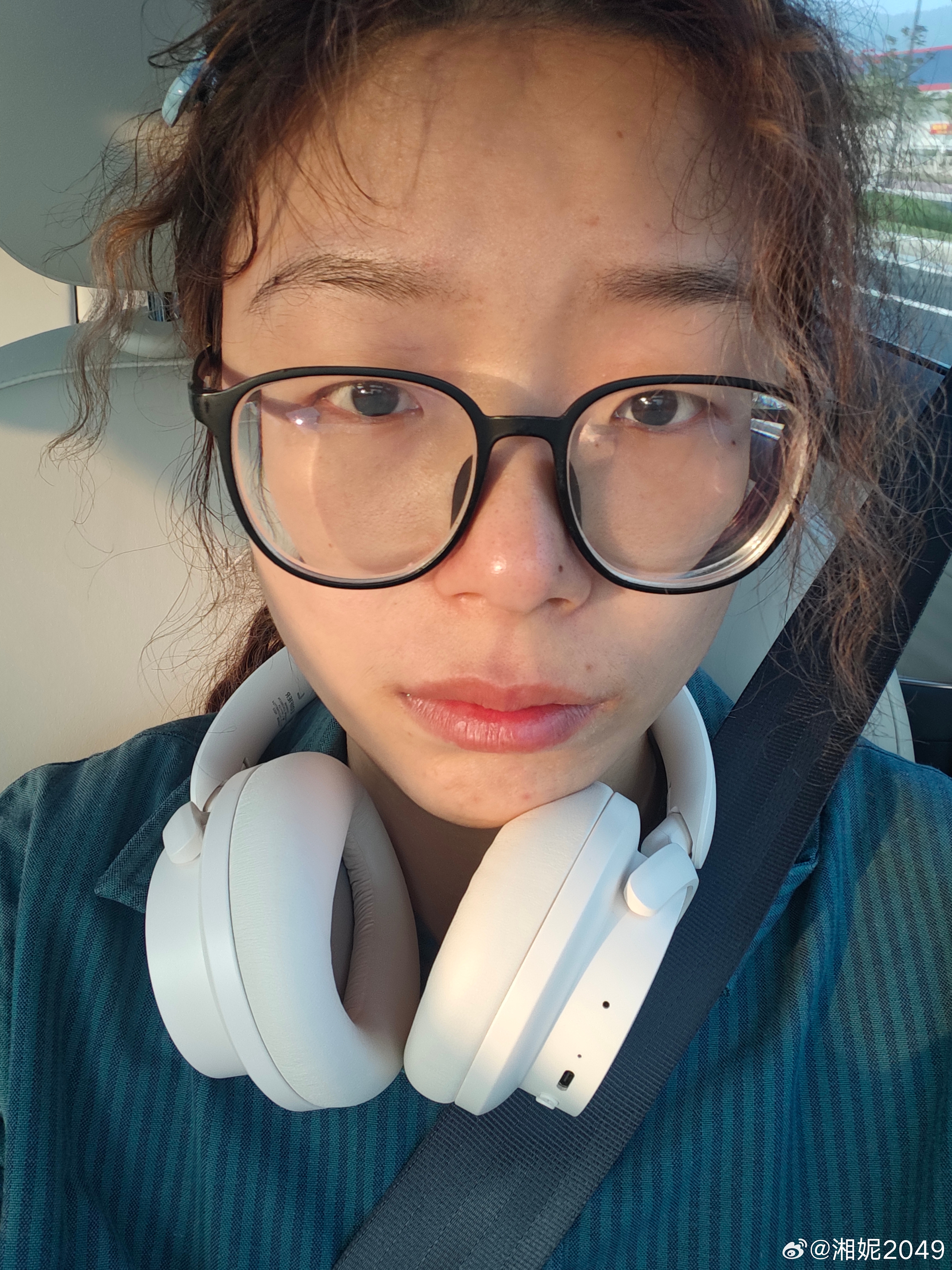 五点钟就被大梦拉起来拍东西，还说我天天睡懒觉眼睛都是肿的一个赞就离职奥利给！！ 