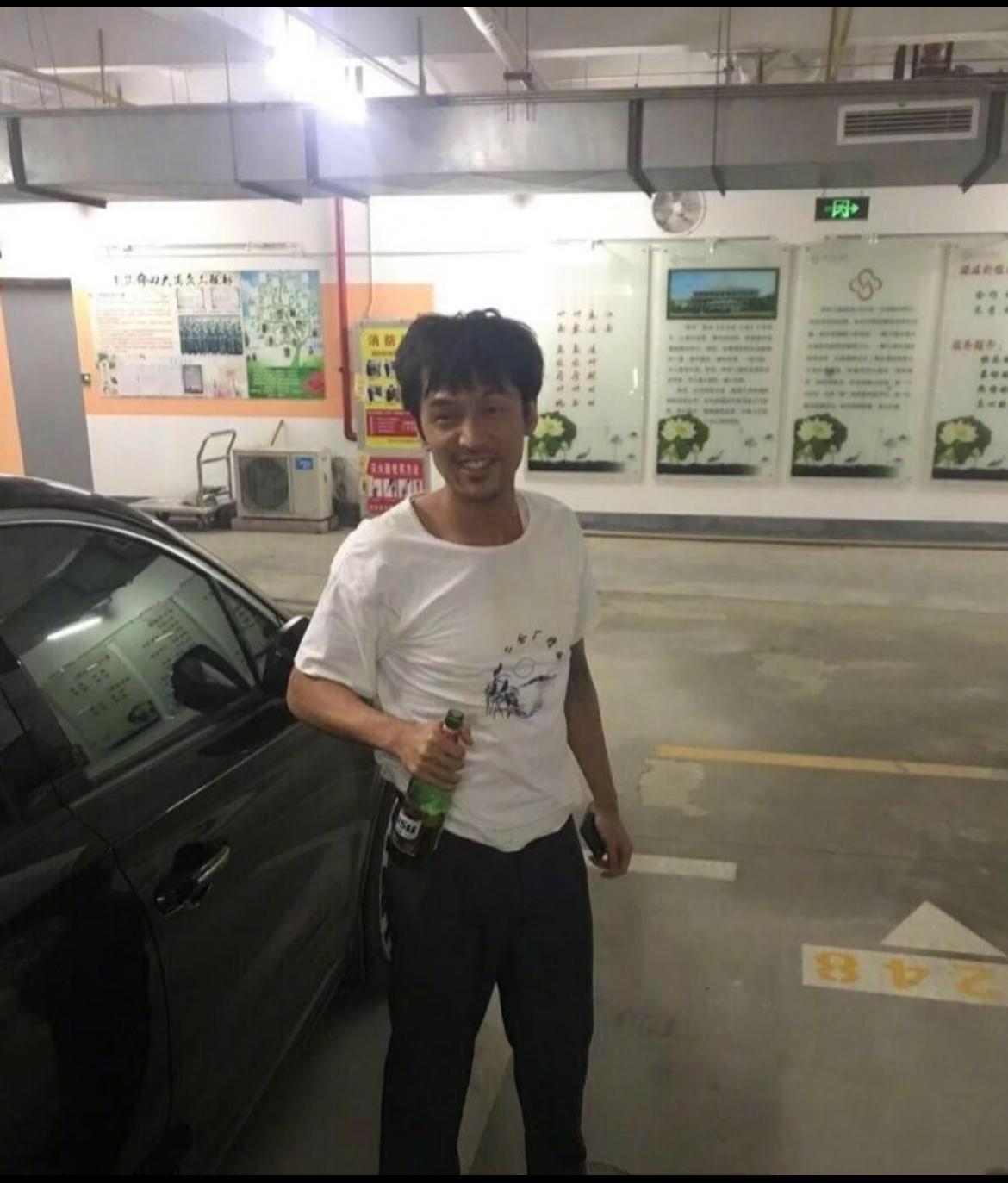 不说打死认不出这是同一个人，而且是胡歌。
要是被图一的流浪汉多盯两眼，估计大多数