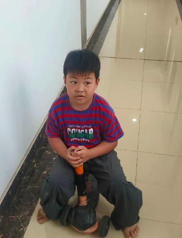 出乎意料！河南荥阳一名7岁小男孩，因思念舅舅心切，趁奶奶在家做饭时偷偷扛起破旧滑