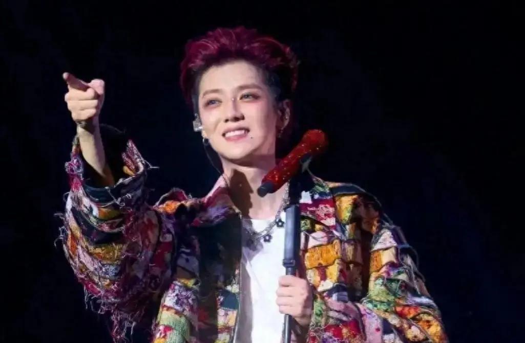 鹿晗关晓彤床照打码？
这届狗仔的P图技术也太烂了！
司晓迪前脚爆料，后脚秒删喊保