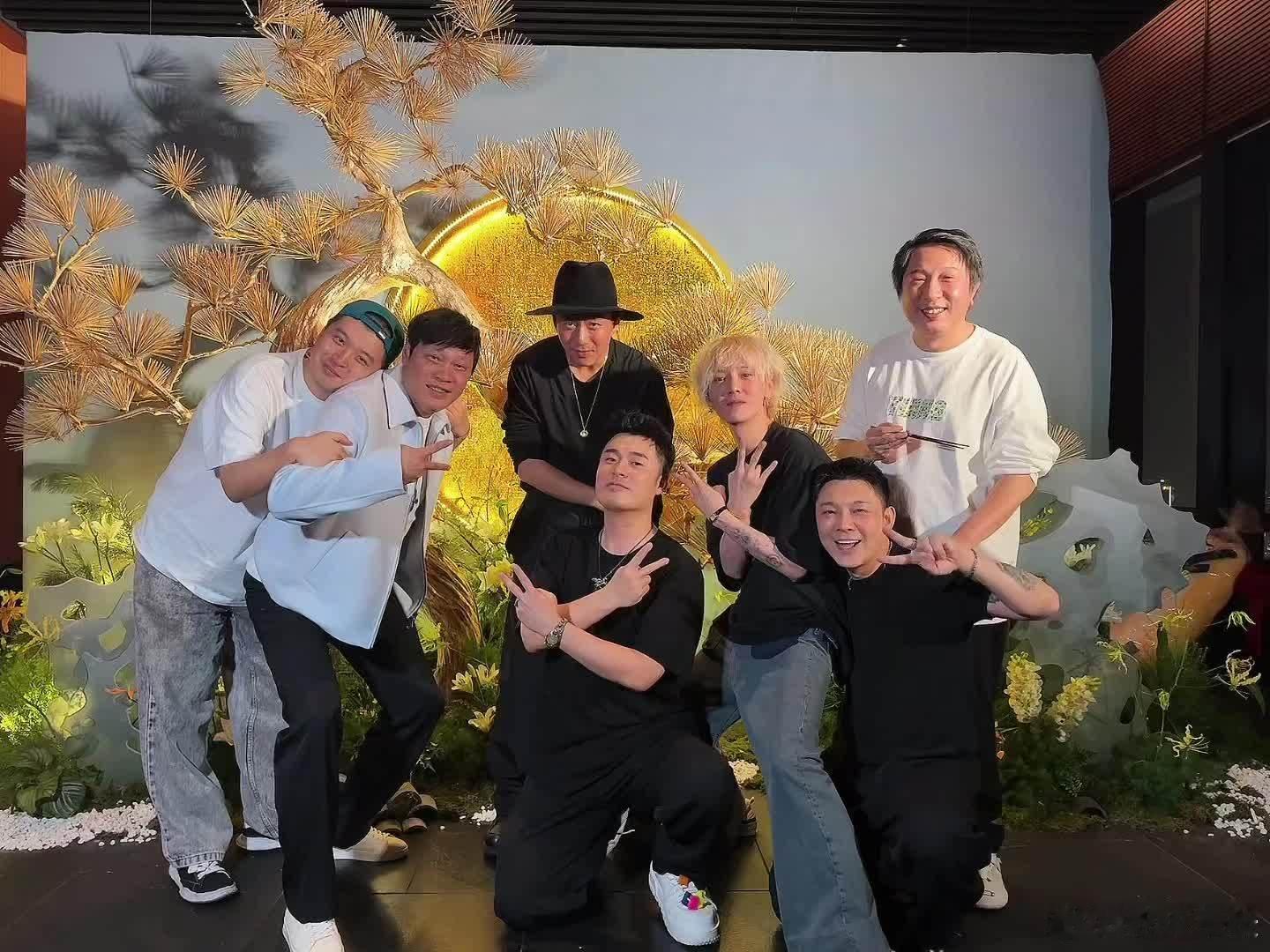 陈赫晒五哈生日合照，鹿晗浅发色+手势又酷又随性，超哥站后面跟着乐，这堆人往金灿灿