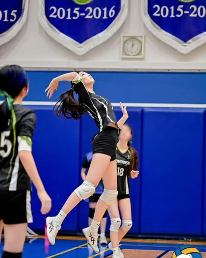 李小萌分享女儿赛场瞬间！14岁女儿身高接近一米八，排球场上英姿飒爽，动作尽显专业