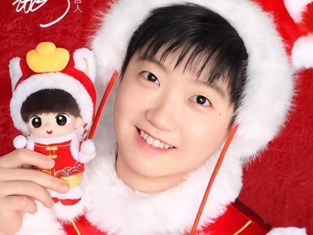 孙颖莎回老家过年终于回家啦！孙颖莎卸下冠军光环，回到河北老家过年。赛场是霸气小魔