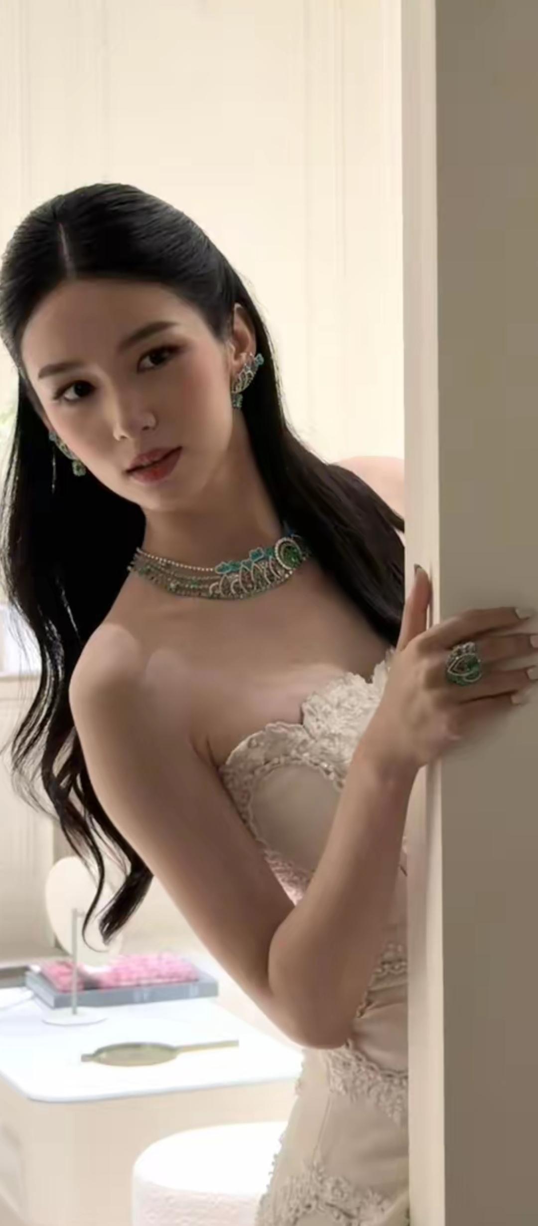 玉佩轻摇，风华绝代。