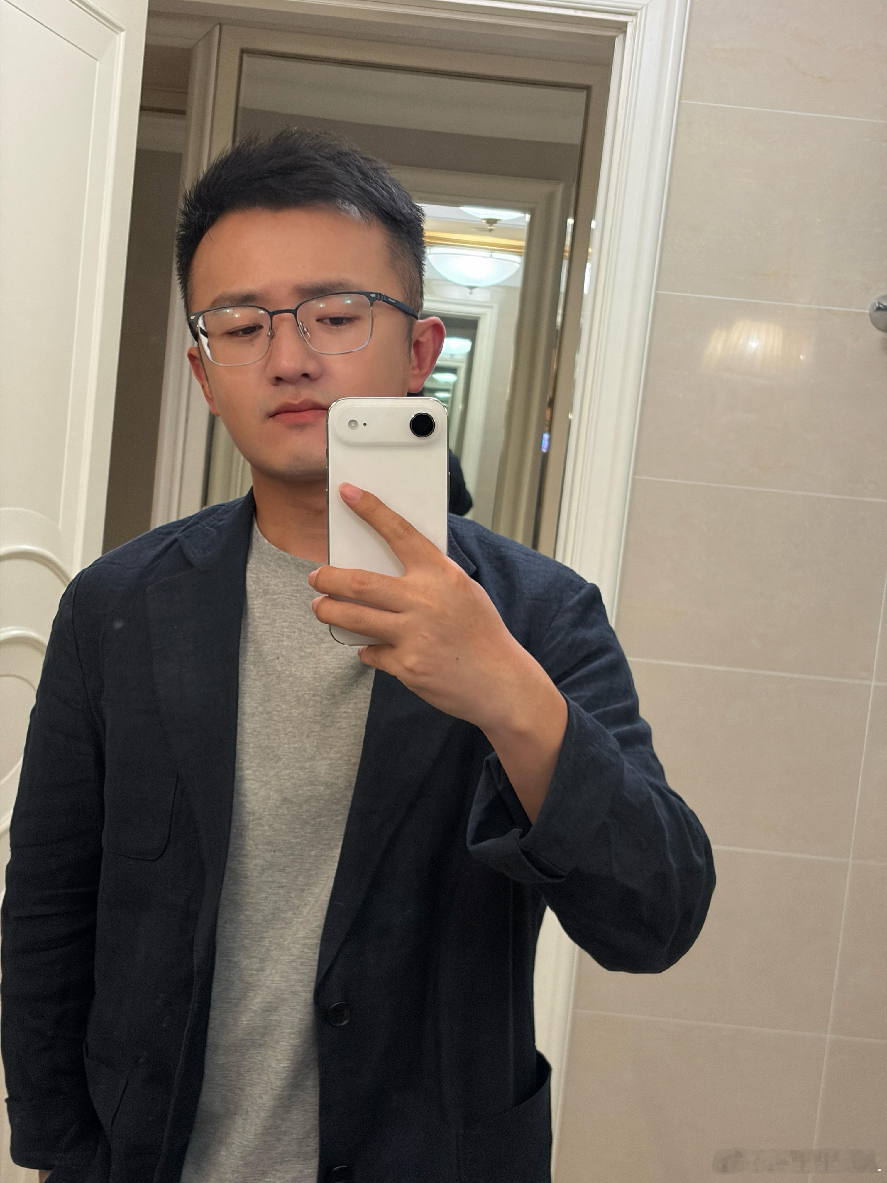 不知道你发没发现一个奇怪的现象。在自然界，都是雄性比雌性好看。但是人类，刚好反过