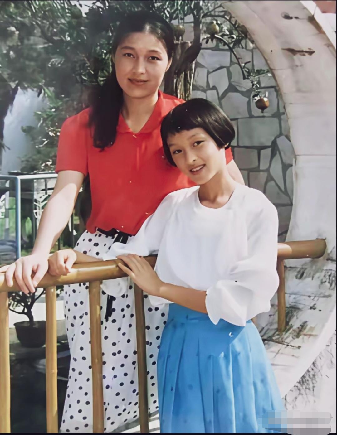 少年时期的吴越与妈妈！妈妈气质文雅。吴越从小就有文艺范儿！